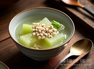 冬瓜則可煲湯或清炒，其利水消腫的特性有助于通過尿液排出體內(nèi)的熱邪