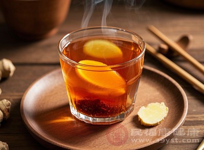 姜蘇茶是由生姜和紫蘇葉搭配而成，對(duì)于緩解胃脹、惡心等不適癥狀有較好的效果