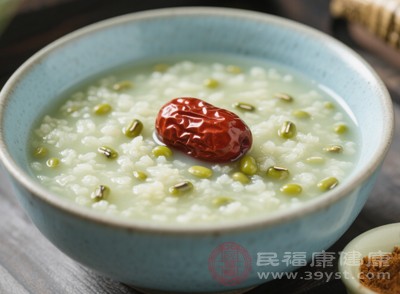 綠豆具有清熱解暑的功效，煮成綠豆粥，軟爛香甜
