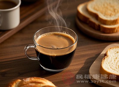 在飲用黑咖啡的同時(shí)，要注意控制飲食中的熱量攝入，減少高糖、高脂肪、高油食物的攝取