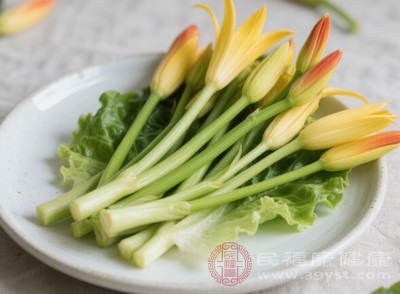 鮮黃花菜，色澤鮮艷，口感獨特，但它含有一種名為秋水仙堿的毒素
