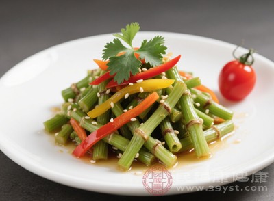 石斛涼拌菜富含維生素、膳食纖維和多種礦物質(zhì)，具有清熱解暑、促進(jìn)消化的功效