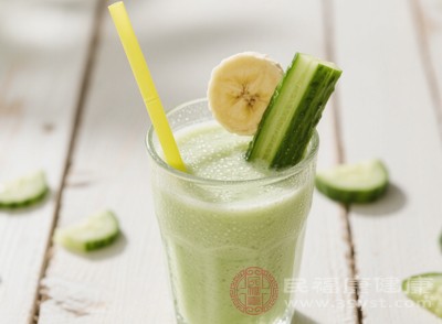 黃瓜香蕉汁將低熱量、高纖維的特性相結(jié)合，為減肥奠定了一定的營養(yǎng)基礎(chǔ)