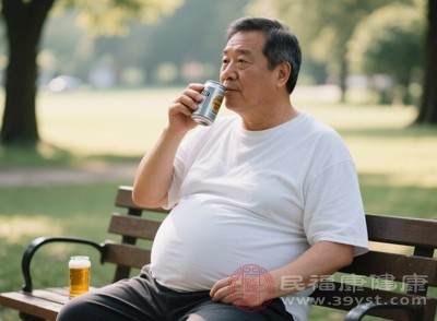 長(zhǎng)期過量飲用啤酒，可能引發(fā)血糖、血脂代謝紊亂，出現(xiàn)高血糖、高血脂、高血壓等問題，進(jìn)而導(dǎo)致代謝綜合征，增加糖尿病、心腦血管疾病的發(fā)病幾率