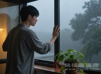 雨天關(guān)閉朝南窗戶，防止潮濕空氣大量涌入