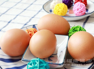 潮濕環(huán)境下，蛋殼易滋生黃曲霉等霉菌，侵入蛋內(nèi)會產(chǎn)生霉斑和異味。其代謝產(chǎn)物黃曲霉毒素是強(qiáng)致癌物，長期攝入傷肝