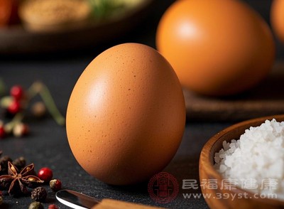 有人覺得蛋殼帶污物必須清洗，其實(shí)正規(guī)渠道的雞蛋經(jīng)過檢疫，外殼污物通常不直接致病，盲目清洗反而弊大于利