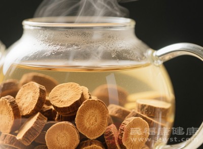 當(dāng)咳嗽頻繁、痰液黏稠難以咳出時(shí)，飲用甘草水可以減輕咳嗽的劇烈程度，稀釋痰液，促進(jìn)痰液排出，使呼吸道保持通暢