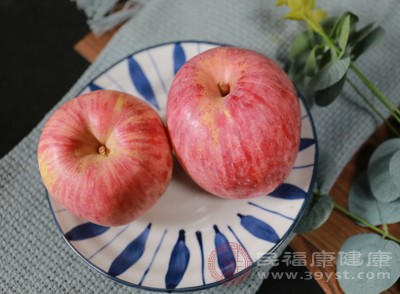 蘋果中的鉀元素能調(diào)節(jié)體內(nèi)電解質(zhì)平衡，減輕產(chǎn)后水腫現(xiàn)象