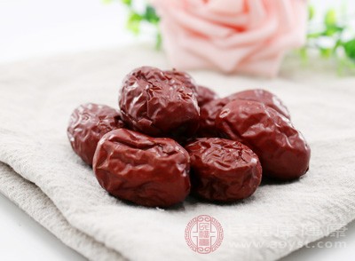 坐月子期間，產(chǎn)婦身體較為虛弱，氣血虧損，食用紅棗可以幫助補(bǔ)充氣血，促進(jìn)身體恢復(fù)