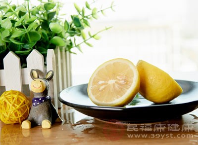 取半片新鮮檸檬，切成薄片，放入200-300毫升溫開水中浸泡