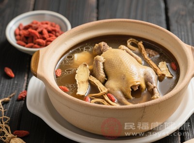 黃芪黨參燉鵪鶉能補(bǔ)氣養(yǎng)血，適合氣血不足、身體虛弱的人群飲用，幫助增強(qiáng)體質(zhì)