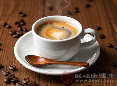 一般來(lái)說(shuō)，美式咖啡、黑咖啡的咖啡因含量相對(duì)較高，而拿鐵、卡布奇諾等加入大量牛奶的咖啡，咖啡因含量相對(duì)較低