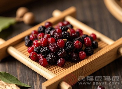 五味子中的成分可能與某些藥物發(fā)生相互作用，影響藥效或引發(fā)不良反應