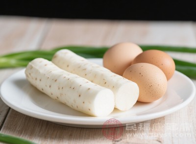 山藥中的成分與雞蛋中的營(yíng)養(yǎng)物質(zhì)，并不會(huì)在體內(nèi)發(fā)生有害的化學(xué)反應(yīng)