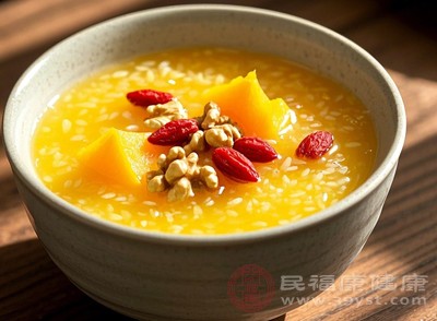 南瓜和小米都是非常適合晚餐的食材，南瓜富含膳食纖維和多種維生素，小米具有健脾養(yǎng)胃的功效