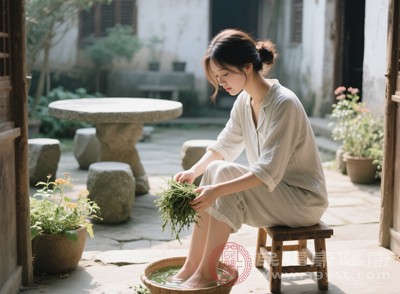 比如，本身就容易口腔潰瘍、牙齦腫痛的人，用艾葉泡腳后，可能會(huì)發(fā)現(xiàn)潰瘍面積增大、疼痛加重