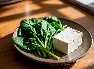 雖然豆腐和菠菜一起吃沒(méi)有大問(wèn)題，但也不要過(guò)量食用