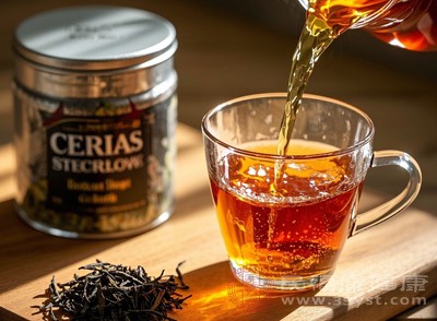 紅茶是全發(fā)酵茶，茶多酚在發(fā)酵過程中發(fā)生氧化聚合，含量相對降低，但產(chǎn)生了茶黃素、茶紅素等新的成分