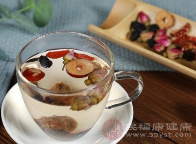 桂圓紅棗枸杞茶中的桂圓多糖、紅棗中的環(huán)磷酸腺苷、枸杞多糖等成分，都是強(qiáng)大的抗氧化劑