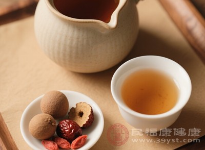 桂圓紅棗枸杞茶性溫，對(duì)脾胃有很好的溫補(bǔ)作用