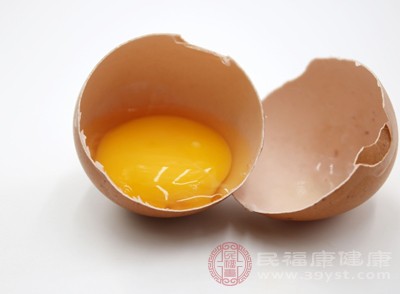 雞蛋還含有豐富的維生素A、維生素D、維生素B群(如B1、B2、B6、B12)，以及鈣、磷、鐵、鋅等礦物質(zhì)