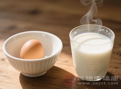 家長要抓住這個關(guān)鍵期，督促孩子多喝牛奶(每天至少500毫升)，多吃豆制品、堅果等富含鈣的食物