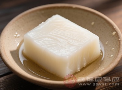 中醫(yī)認(rèn)為，羊油性溫?zé)幔哂袕?qiáng)大的驅(qū)寒功效
