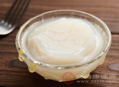 雖然羊油含有飽和脂肪酸，但研究發(fā)現(xiàn)，其中的單不飽和脂肪酸(如油酸)有助于降低低密度脂蛋白膽固醇(“壞膽固醇”)水平