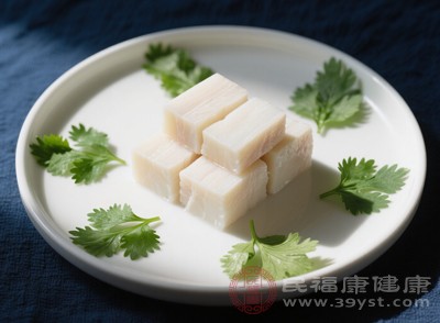 羊油雖然營(yíng)養(yǎng)豐富，但熱量和膽固醇含量較高，過(guò)量食用會(huì)增加肥胖、高血脂等疾病的風(fēng)險(xiǎn)