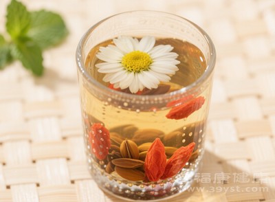 菊花枸杞?jīng)Q明子茶中的菊花和決明子，均有清肝瀉火的作用，能有效緩解肝火上炎導(dǎo)致的目赤腫痛；枸杞則通過滋補(bǔ)肝腎、補(bǔ)充維生素A，為眼睛提供營(yíng)養(yǎng)支持，增強(qiáng)視網(wǎng)膜功能