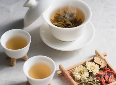 菊花、決明子性寒，脾胃虛寒的人飲用后可能會加重脾胃虛寒癥狀，導(dǎo)致腹痛、腹瀉等問題