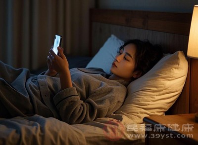 熬夜會打亂人體生物鐘，影響下丘腦-垂體-卵巢軸的功能，導(dǎo)致激素分泌紊亂，長期如此會加速卵泡的損耗，降低卵巢功能