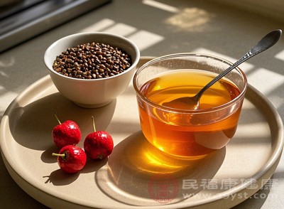 蜂蜜水具有一定的潤滑作用，能滋潤腸道黏膜，減少糞便與腸道壁的摩擦，讓排便過程更順暢