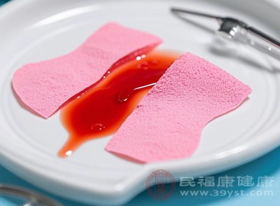女性經(jīng)期時(shí)，經(jīng)血為細(xì)菌提供了良好的滋生環(huán)境，若衛(wèi)生用品更換不及時(shí)或清潔不當(dāng)，易導(dǎo)致細(xì)菌逆行感染尿道