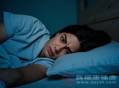 患者常陷入“越累越睡不著”的怪圈，表現(xiàn)為入睡困難、頻繁夜醒或早醒，即便睡眠時間達標，醒來仍覺昏沉如未休息