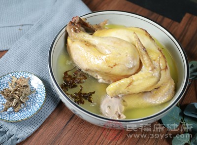 對于體質(zhì)虛弱、貧血的人群，每周食用1-2次三七粉燉雞，能有效改善身體狀況