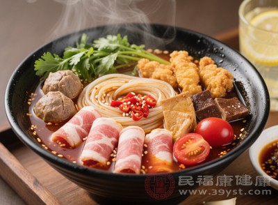 清湯、番茄湯和菌湯相對(duì)清淡，熱量較低