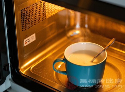 建議飲用溫度在40-50℃的溫?zé)崤Ｄ蹋饶鼙Ｗo(hù)胃黏膜，又有助于營(yíng)養(yǎng)物質(zhì)的吸收