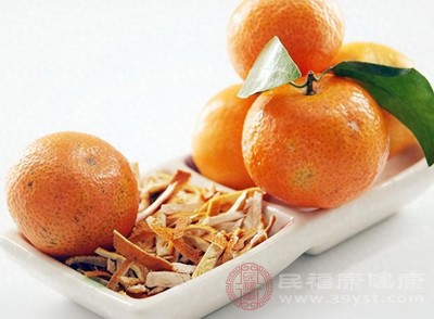 橘皮還可以用來(lái)制作蜜餞、果醬等美食，將橘皮洗凈、切絲，用糖腌制后熬煮，酸甜可口，是美味又健康的小零食