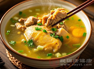 湯的溫度要適中，太燙容易燙傷口腔和食管黏膜，太涼則會(huì)刺激腸胃，引起不適