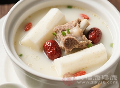 山藥和紅棗都是傳統(tǒng)的養(yǎng)生食材，與排骨搭配熬湯，營養(yǎng)豐富又美味