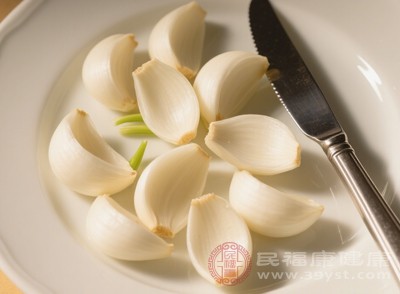 在中醫(yī)理論中，百合性微寒，味甘，歸心、肺經(jīng)，能養(yǎng)陰潤(rùn)肺、清心安神