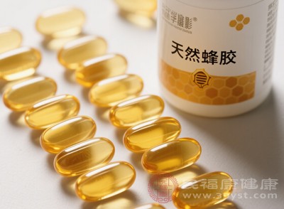 蜂膠可以抑制口腔內(nèi)細菌的滋生，如變形鏈球菌、乳酸桿菌等，這些細菌是導致齲齒、牙周炎等口腔疾病的“罪魁禍首”