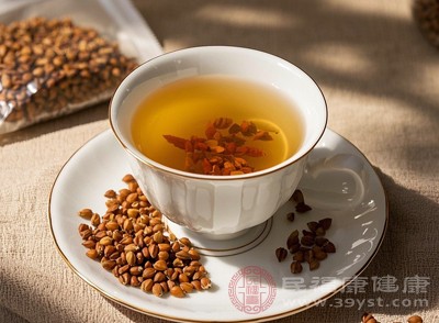 苦蕎茶每天飲用3-4杯，既能解渴，又能輔助調(diào)節(jié)血糖