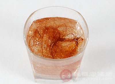 玉米須能減少體內(nèi)多余的水分和鈉離子，從而減輕血管壓力，達(dá)到降低血壓的效果