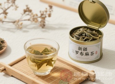 羅布麻茶中含有蕓香甙、槲皮素等成分，這些物質(zhì)能改善血管的柔韌性和彈性，降低血液黏稠度，從而起到降低血壓的作用