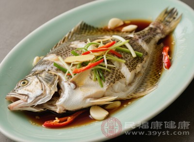 多寶魚所含的鈣、磷、維生素D等營養(yǎng)成分，共同為骨骼健康保駕護航
