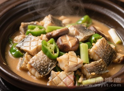 紅燒、香煎、燉湯等方式也能展現(xiàn)多寶魚的美味，但要注意烹飪時間不宜過長，以免肉質(zhì)變老，影響口感和營養(yǎng)