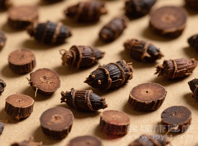香附子性溫，陰虛血熱者不宜使用，否則可能會(huì)加重體內(nèi)的燥熱癥狀